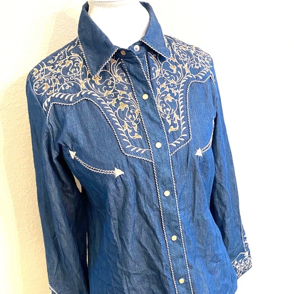 SKULLY NWT DENIM EMBROIDERED BUTTON DOWN T… - Picture 2 of 6
